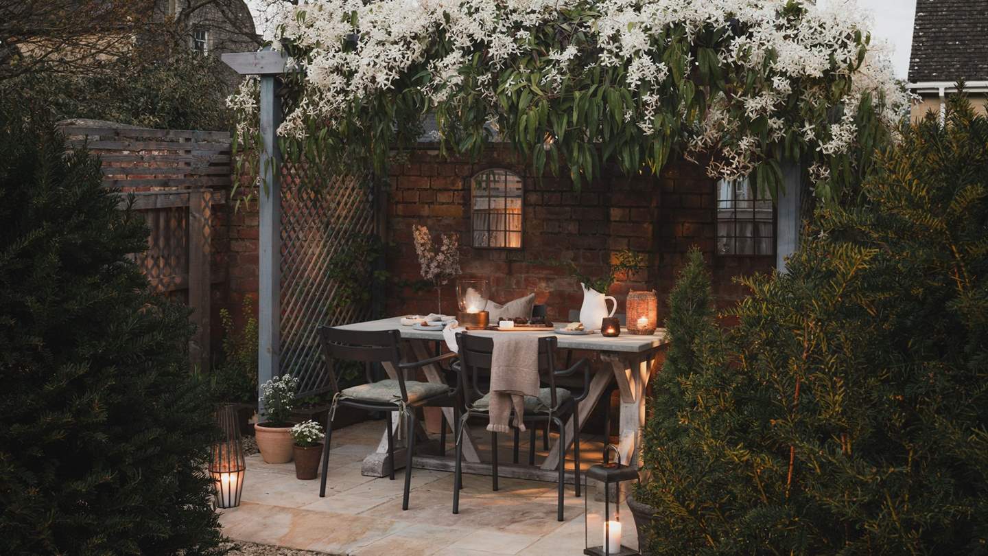 Residing on Fairford’s honey-hued high street, our heavenly Grade II listed homestay for four beckons for magical retreats