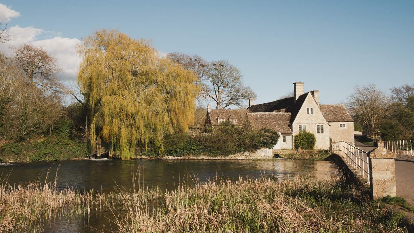 Residing on Fairford’s honey-hued high street, our heavenly Grade II listed homestay for four beckons for magical retreats