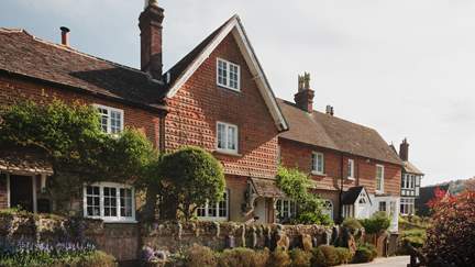 Occia - 3.5 miles S of Dorking, Sleeps 6 + cot in 4 Bedrooms