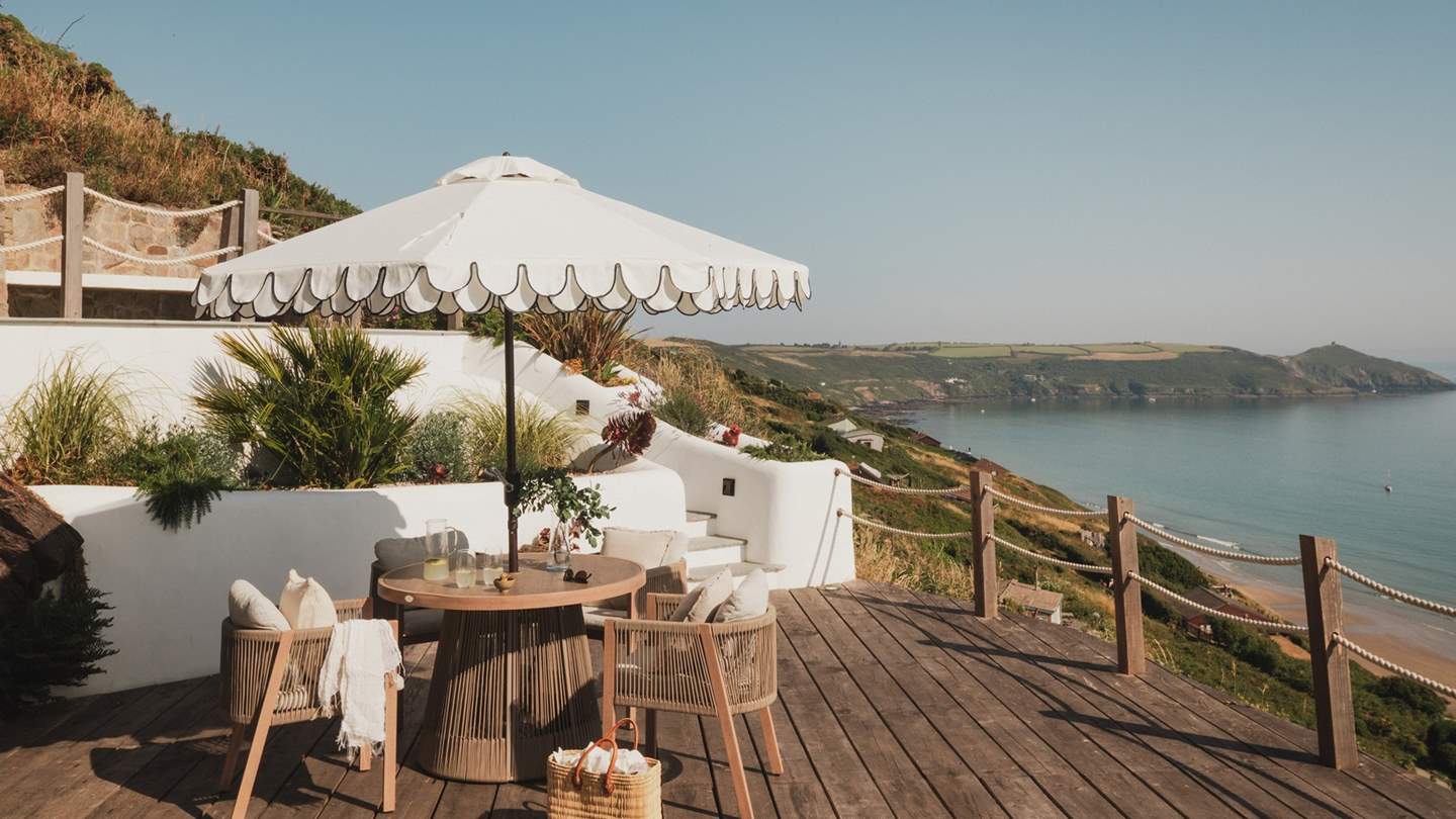 For alfresco repasts, a dining table with seats for four promises endless panoramas over Tregonhawke’s golden beach 
