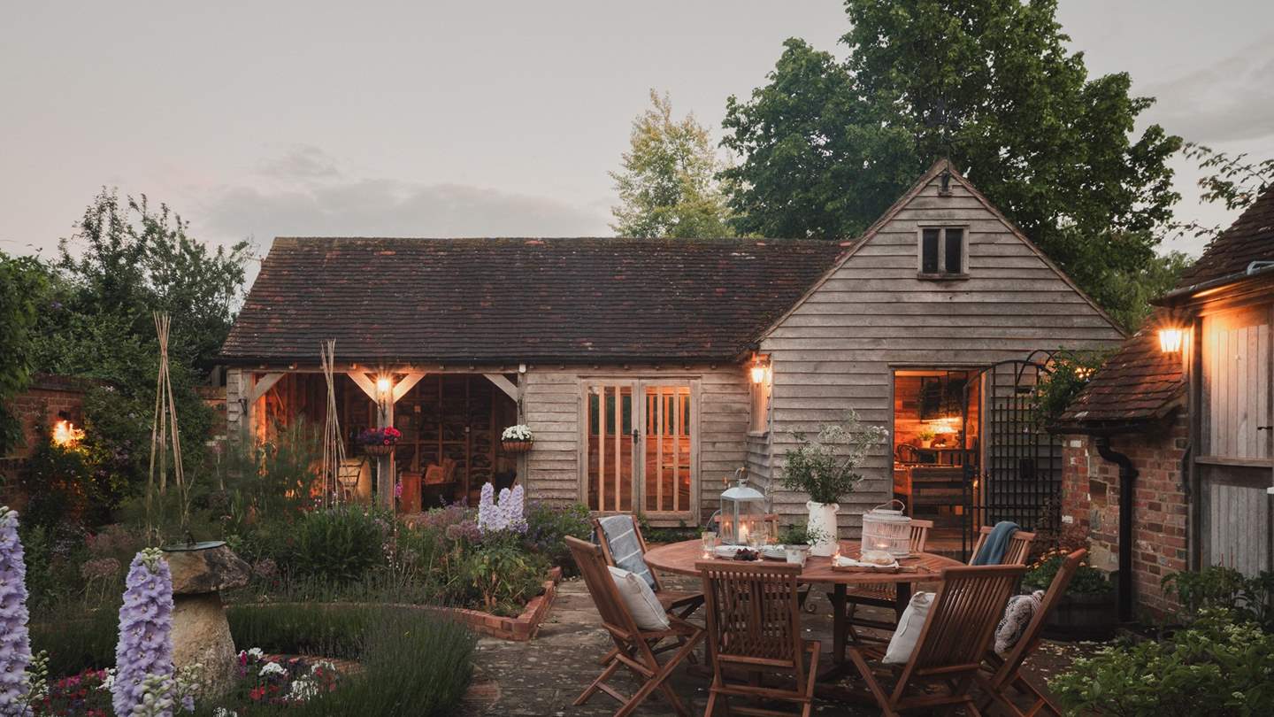 Tempting for nostalgic reveries throughout the year, the outside space of Demeter is a dream in all seasons