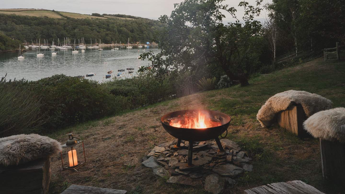 Gather for twilight soirées with your kin beside an unrivalled waterside setting