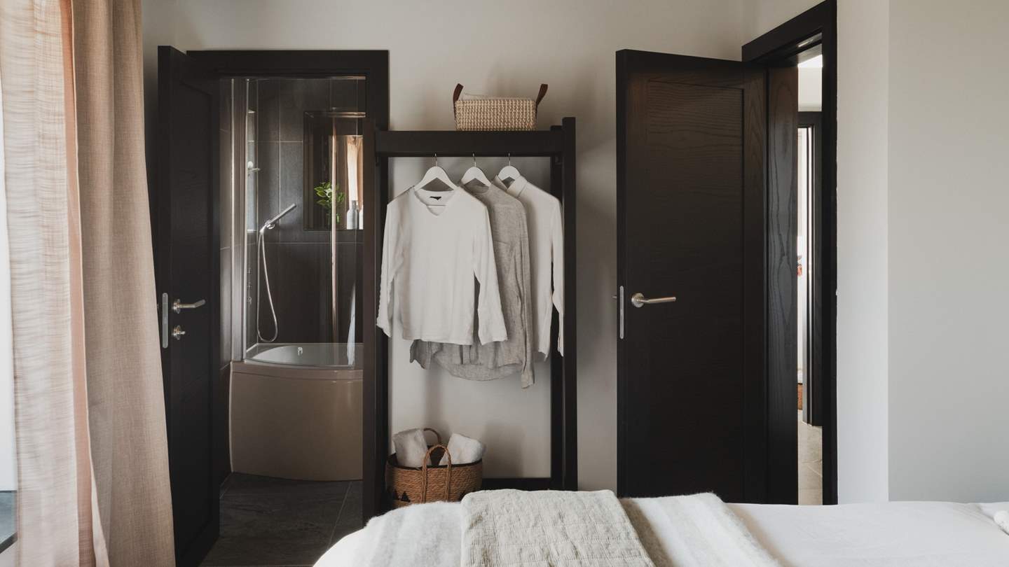 Uncover the contemporary en suite