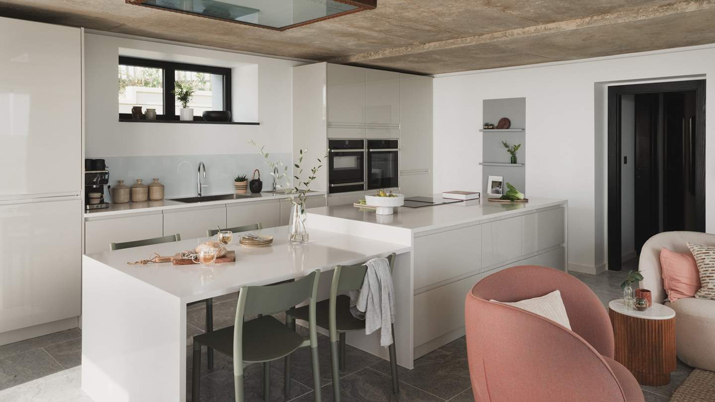 The space is complemented by bespoke cabinetry and an array of integrated features and Neff appliances