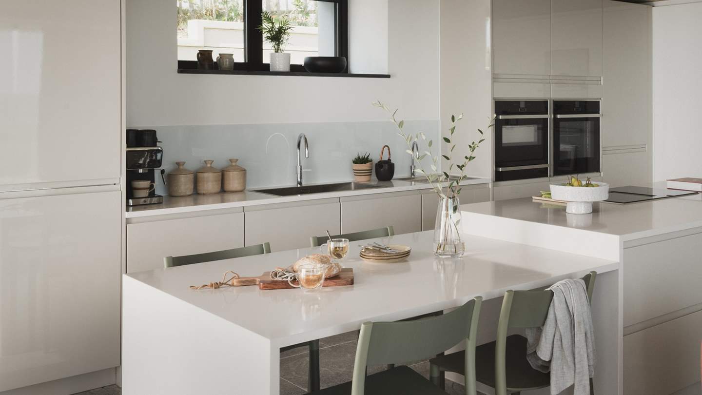 Craft delectable feasts around the kitchen island whilst enjoying the backdrop of ever-changing skies