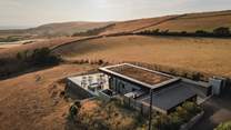 A beautifully transformed former water reservoir, Fairlinch perches high amid an undulating tapestry of countryside 