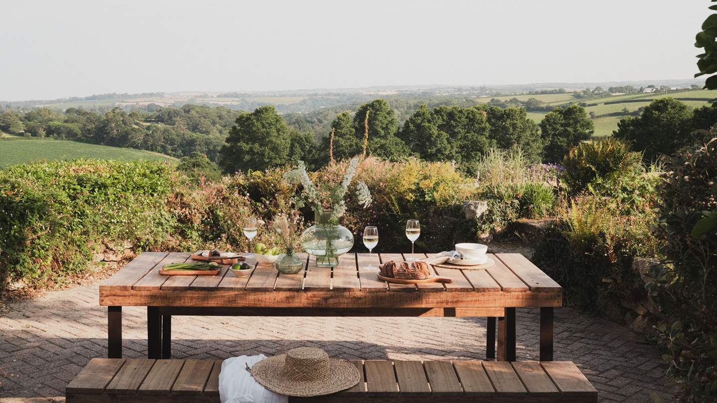 On balmy hours in perfumed air, step out onto the patio to find an alfresco dining table overlooking the Arcadian surrounds