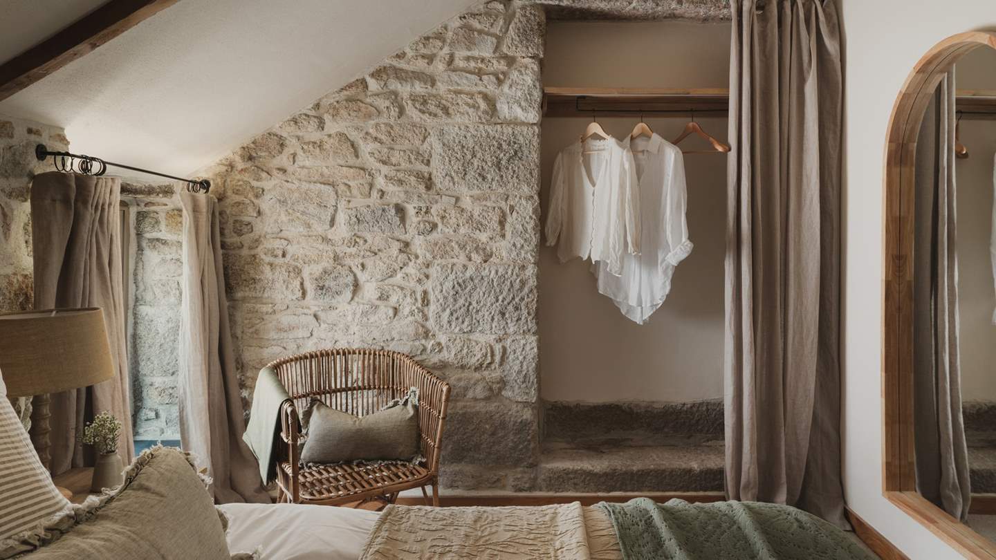 A hanging rail offer space for belongings