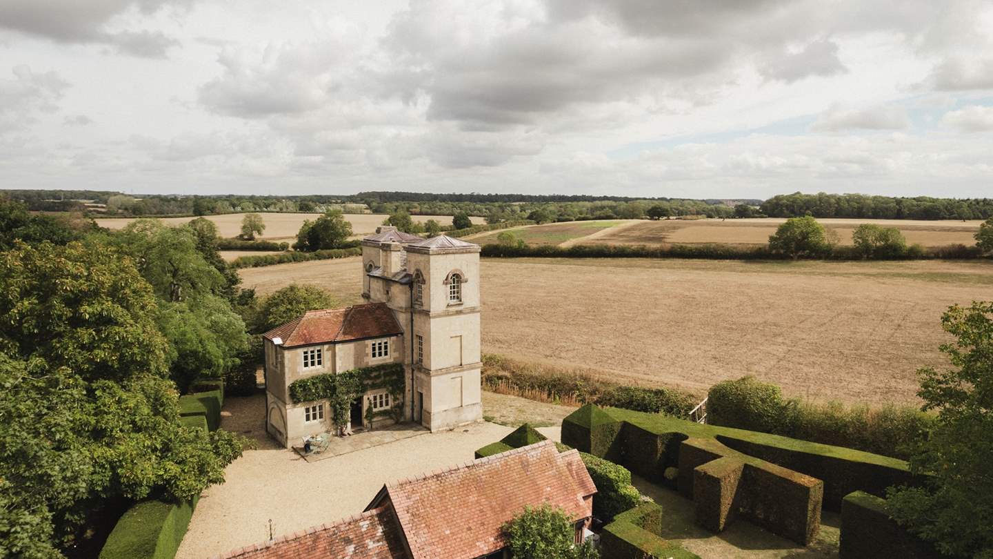 Nestled amongst the verdant grounds of Grimsthorpe Castle, guests of The Summer House are free to explore the sprawling 3,000-acre parkland at leisure