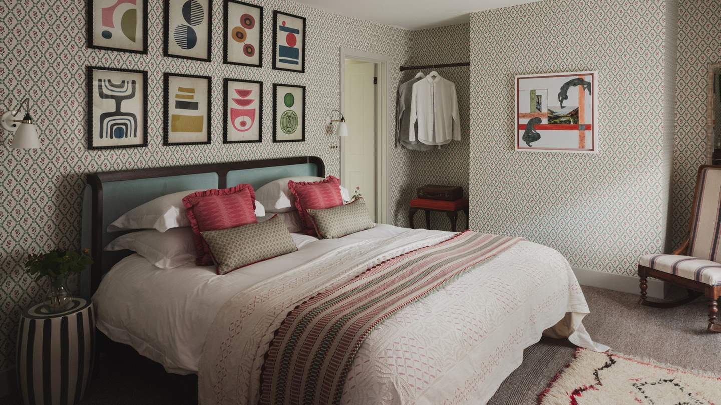 Promising southerly views over the tranquil garden through original sash windows, the master bedroom ‘Strawberry’ is a calming space to savour mornings