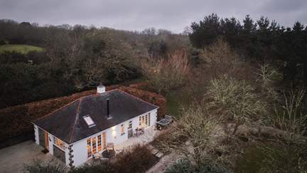 The Gatehouse - 5.3 miles N of Falmouth, Sleeps 4 + cot in 2 Bedrooms