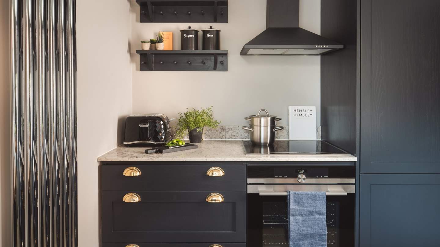 Yachtsman's modern and airy kitchen has all you need to rustle up a tasty meal whilst on holiday. 