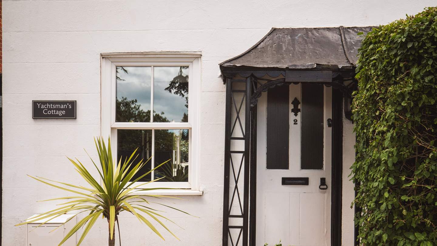 The cottage is only a stone's throw away from a range of delicious restaurants and pubs, as well as The Royal Lymington Yacht Club