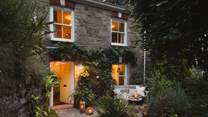 Residing within St Agnes' most iconic cottage row, Seven Stippy Stappy is a beautiful 18th Century abode full of charm
