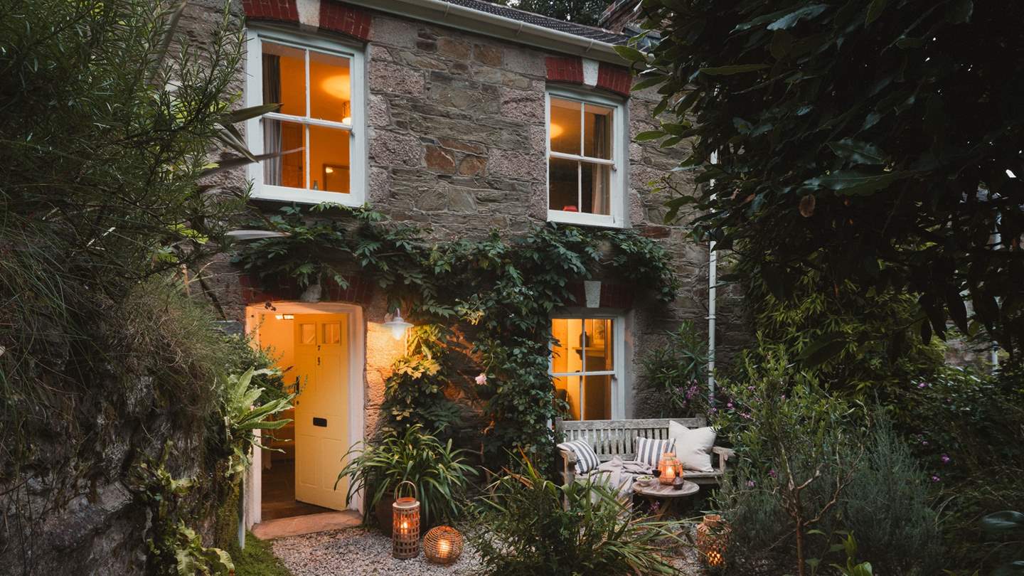 Residing within St Agnes' most iconic cottage row, Seven Stippy Stappy is a beautiful 18th Century abode full of charm
